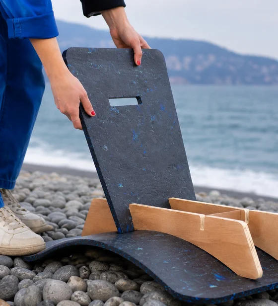 Assise démontable en plastique recyclé bleuté, montée sur des pièces de bois au bord de la mer