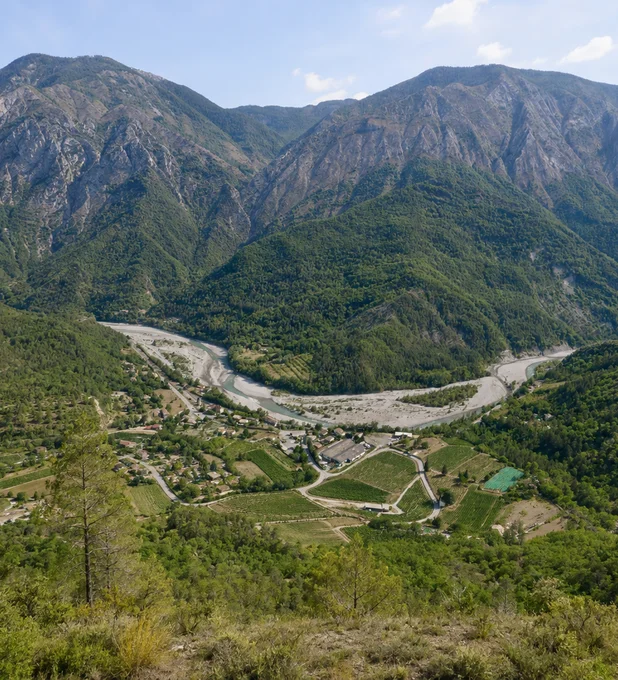 Vue en surplomb du village de Villars-sur-Var et de la vallée du Var, entre montagnes boisées