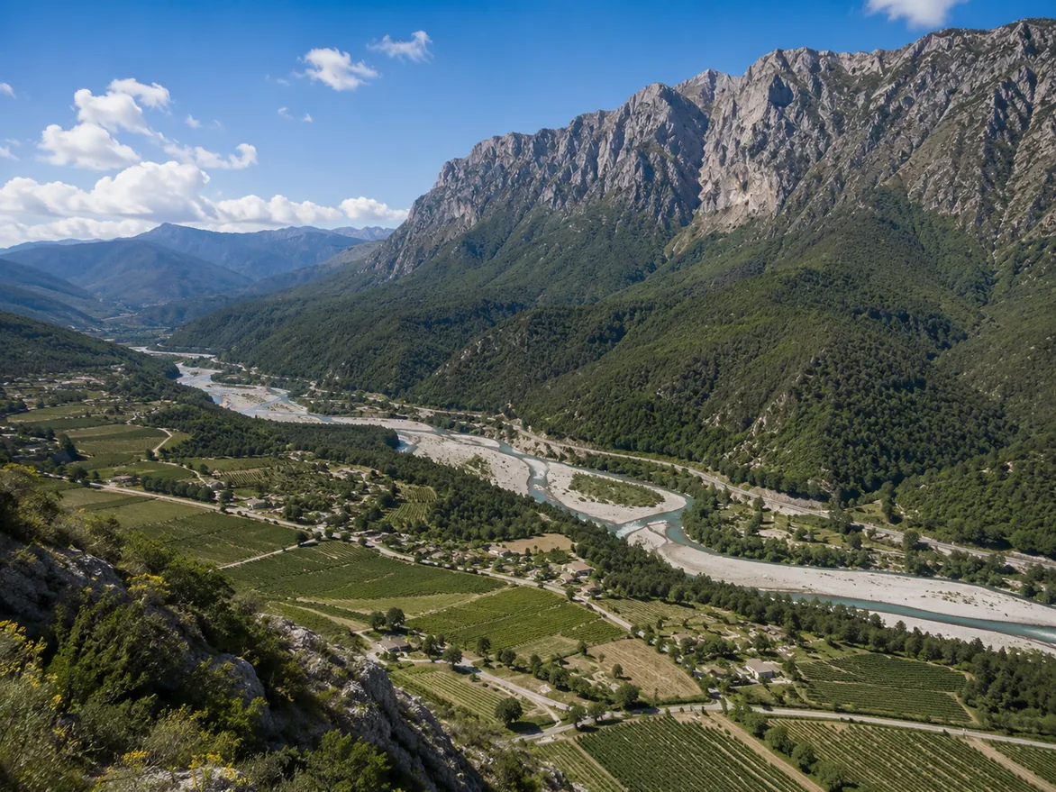 Vue aérienne de la vallée du Var, ses cultures en terrasses et ses montagnes